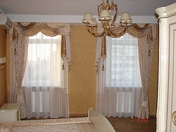 Шторы на два окна с простенком в гостиной фото