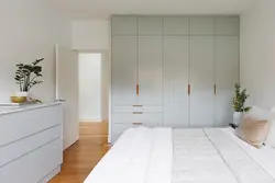 Встроенный шкаф в спальне фото в интерьере