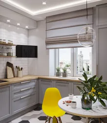 Дизайн квадратной кухни с окном