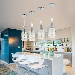Современные потолочные светильники в интерьере кухни