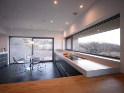 Дизайн кухни с панорамными окнами в современном стиле