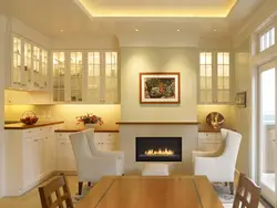 Интерьер кухни с камином в квартире