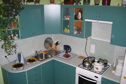 Дызайн кухні ў кватэры з газавай плітой і халадзільнікам