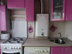 Дызайн кухні ў кватэры з газавай плітой і халадзільнікам