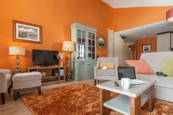 Серый с оранжевым в интерьере гостиной