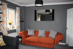 Серый с оранжевым в интерьере гостиной