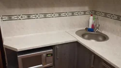 Королевский опал столешница в интерьере кухни
