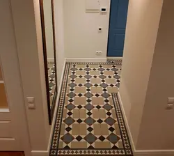 Kiçik bir koridor fotoşəkilində döşəmə dizaynı
