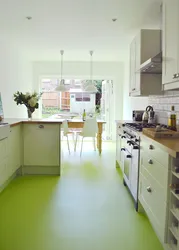 Интерьер кухни в зеленым полом