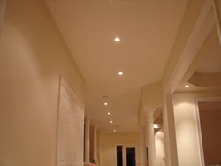 Asma tavanlar üçün lampalar koridorda fotoşəkil yeri