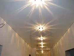 Koridorda to'xtatilgan shiftlar fotosuratlar uchun lampalar