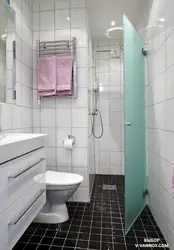 Tualet fotoşəkili ilə birləşdirilmiş plitələrdən hazırlanmış vanna otağı duşu