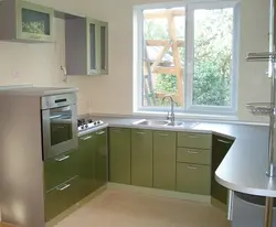Дизайн маленькой угловой кухни с окном