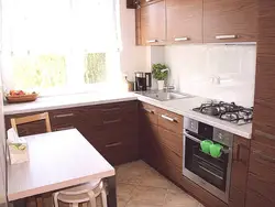 Дызайн маленькай кутняй кухні з акном