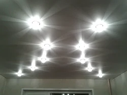 How to arrange spotlights in the bedroom photo