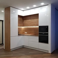 Угловые кухни с пеналом и холодильником фото