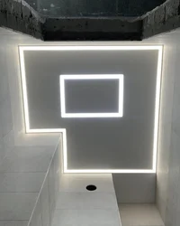 Ванна бөлмесінің фотосуретіндегі жарықтандыруы бар аспалы төбелер