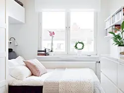 Дызайн спальні ў маленькім пакоі з акном