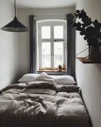 Дизайн спальни в маленькой комнате с окном