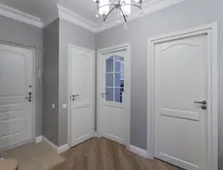 Светло серые двери в интерьере квартиры фото