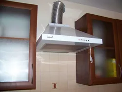 Фото установки вытяжки на кухне