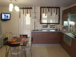 Кухні з гаўбечнай дзвярыма і акном дызайн