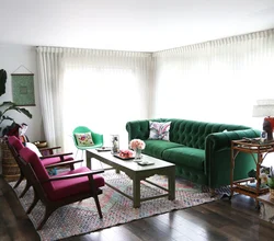 Зеленый диван в интерьере гостиной и шторы фото в интерьере