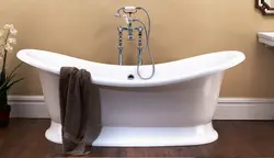 Асобнастаячая ванна ў інтэр'еры ваннага пакоя