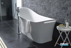 Отдельностоящая ванна в интерьере ванной комнаты
