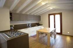 Потолок скошенный дизайн кухни
