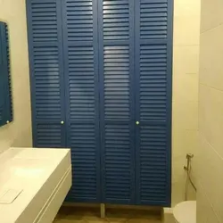 Жалюзийные двери в интерьере ванной