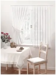 Белыя шторы на кухні ў інтэр'еры фота