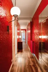 Daxili fotoşəkildə qırmızı koridor