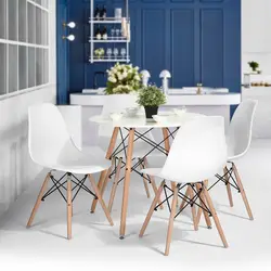 Светлые стулья в интерьере кухни
