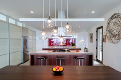 Варианты освещения кухни гостиной с натяжными потолками фото