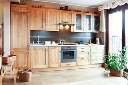 Интерьер кухни с деревянной мебелью