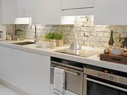 Белая кухня са штучным каменем фота