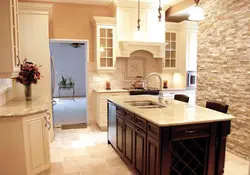 Белая кухня са штучным каменем фота