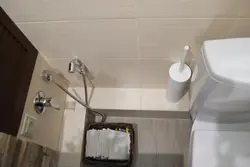 Interyerdə banyoda gigiyenik duş