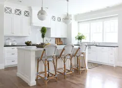 Белая кухня и деревянный стол фото