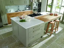 Белая кухня і драўляны стол фота