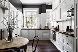 Белая кухня и деревянный стол фото