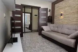 Мебель венге и беленый дуб в интерьере гостиной