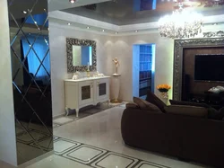 Дизайн гостиной с зеркалом на всю стену