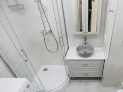 Duş fotoşəkili olan kiçik bir banyonun dizaynı