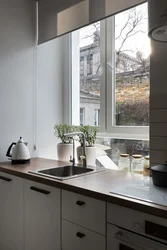 Дизайн кухни маленькой раковина у окна