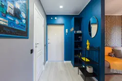 Koridorda mavi divar kağızı daxili fotoşəkil