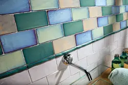 Ванна бөлмесінің фотосуретіндегі плиткаларды бояу