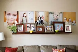 Семейные фото на стене гостиной