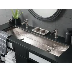 Bathtub with countertop design photo